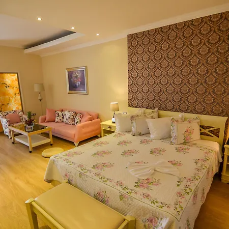 Phoenicia Luxury Нэводари