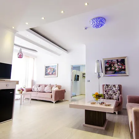 Phoenicia Luxury Нэводари